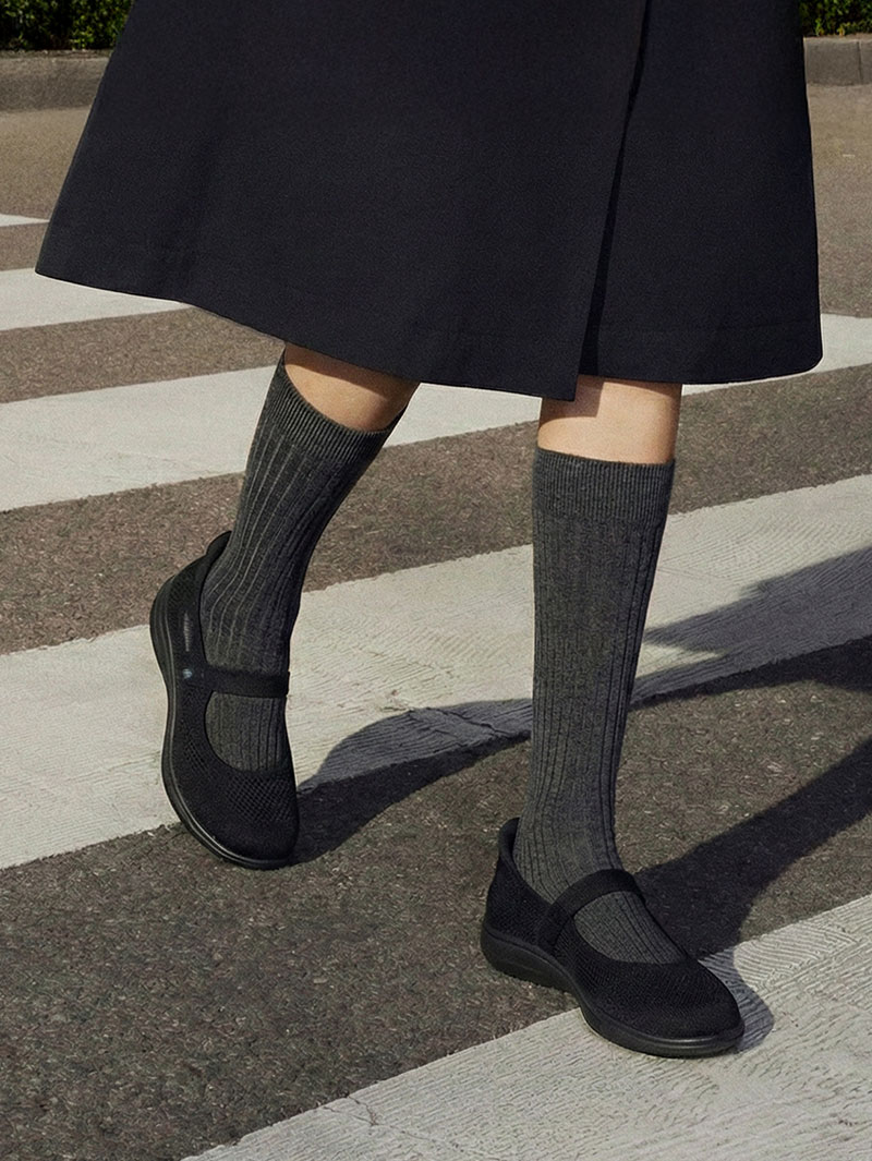 플랫 슈즈   하루를 부드럽게 완성하는 플랫 단정한 무드와 편안함이 함께하는 데일리 플랫 슈즈