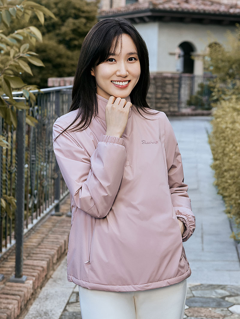 겨울의 순간을 완성하는 그녀의 선택